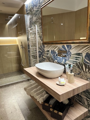 Deluxe Apartment | Bathroom