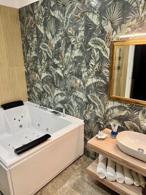 Appartamento Luxury | Bagno | Asciugacapelli, pantofole, asciugamani, sapone