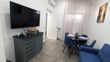 Apartemen Mewah | Area keluarga | Televisi layar datar 50-inci dengan saluran TV digital