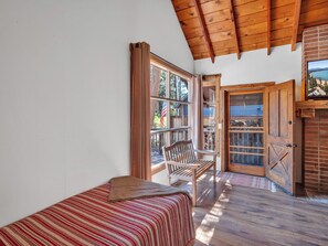 2 bedrooms, internet, bed sheets