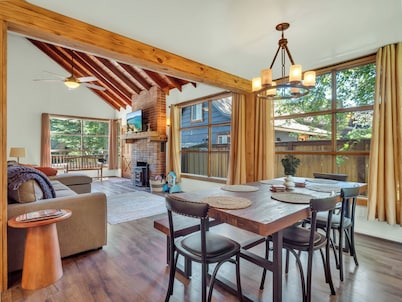 Tahoe Cabin One Block from Lakeside Beach-Heavenly Gondola, Edgewood, Casinos