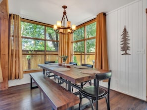 Dining - Tahoe Cabin One Block from Lakeside Beach-Heavenly (South Lake Tahoe)
