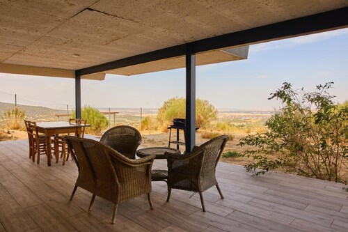 Wonderful views, perfect for couples and families, pets welcome.