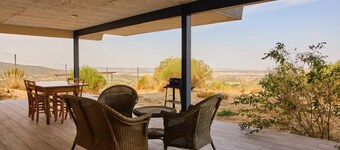 Wonderful views, perfect for couples and families, pets welcome.