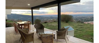 Wonderful views, perfect for couples and families, pets welcome.