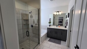 Dusche, Haartrockner, Handtücher, Seife