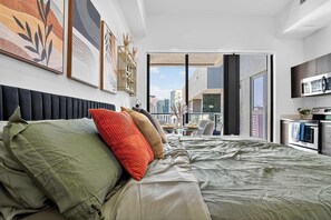 Desk, iron/ironing board, travel cot, free WiFi - Downtown Miami Studio near Bayfront & Cruise Port - Pool, Hot Tub, Sleeps 4 (Miami)