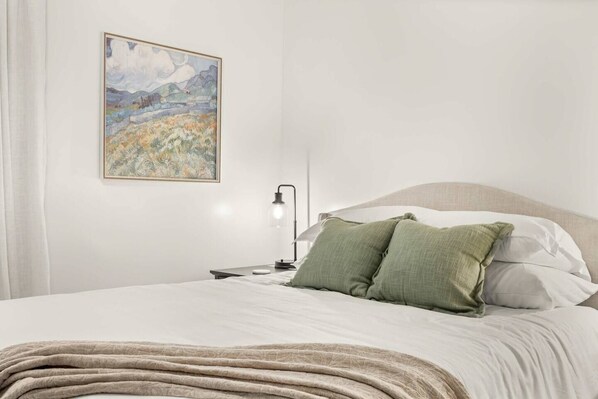 2 عدّة غرف نوم ومكواة/لوح كي وواي فاي وملاءات أسرّة