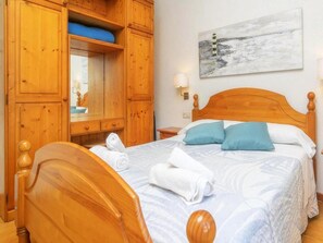 Apartment | 3 bedrooms, iron/ironing board, bed sheets