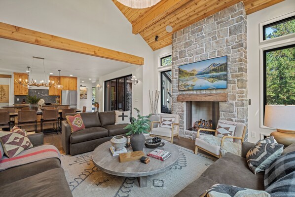 Télévision, cheminée, table de tennis de table