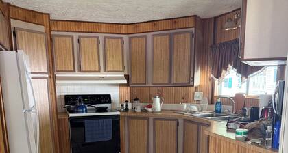 Cozy 2-bedroom double-wide home in charming Vero Beach with AC