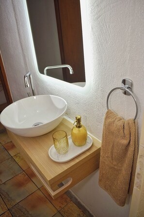 Shower, hair dryer, towels, soap - Traditional Cretan house, in the city center! (Chania)