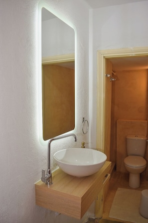 Shower, hair dryer, towels, soap - Traditional Cretan house, in the city center! (Chania)