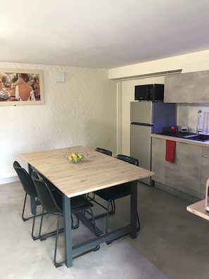 Dining - Quiet cottage with garden, parking... everything you need to relax! (Saint-Martin-Belle-Roche)