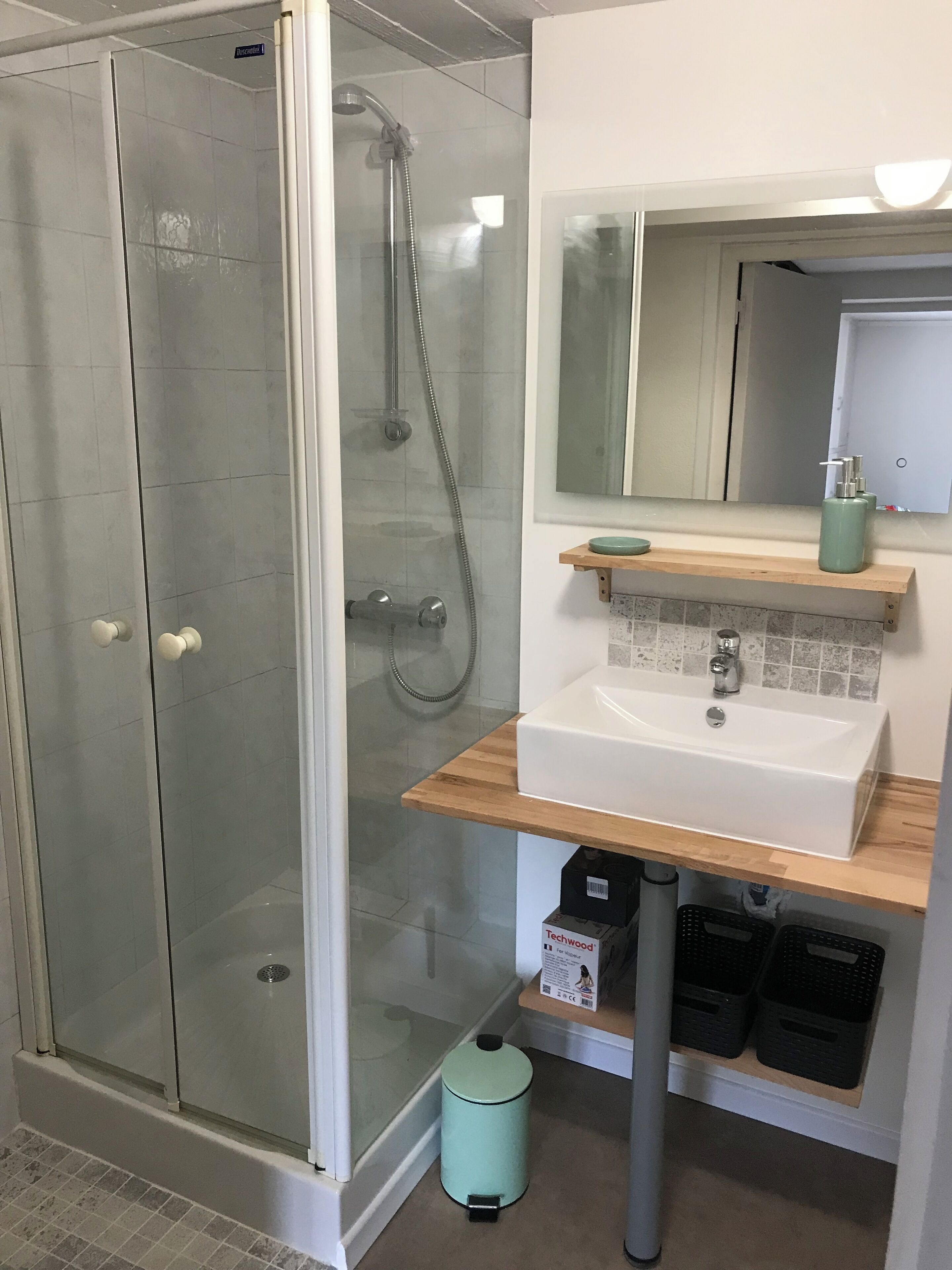 Dusj, hårføner, håndklær og såpe