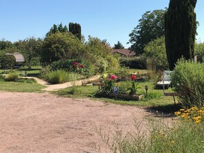 Property grounds - Quiet cottage with garden, parking... everything you need to relax! (Saint-Martin-Belle-Roche)