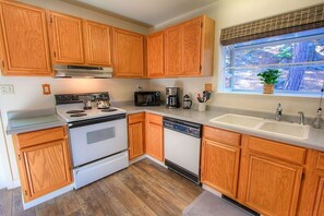 House, 3 Bedrooms | Private kitchen | Fridge, oven, coffee/tea maker, toaster