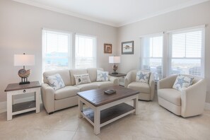 House, 4 Bedrooms | Living area
