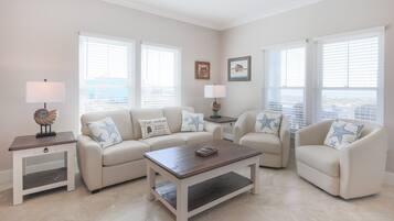 House, 4 Bedrooms | Living area