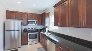 House, 4 Bedrooms | Private kitchen | Fridge, oven, coffee/tea maker