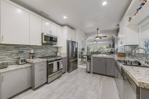 House, 3 Bedrooms | Private kitchen | Fridge, oven, coffee/tea maker, toaster