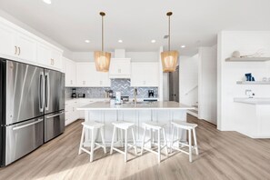 Réfrigérateur, four à micro-ondes, un four, lave-vaisselle