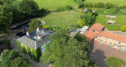 Huge open plan Log Cabin in Weston, Newark hot tub WiFi wood stove pets parking