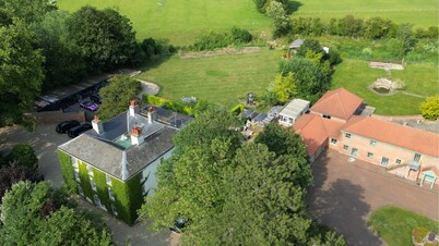 Huge open plan Log Cabin in Weston, Newark hot tub WiFi wood stove pets parking