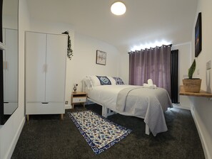 4 bedrooms, iron/ironing board, WiFi, bed sheets