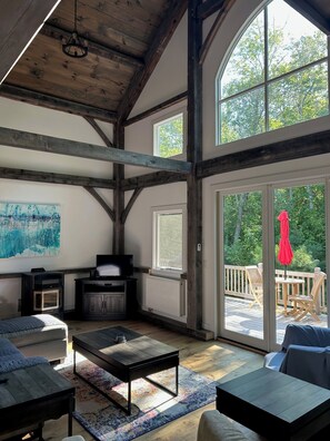 TV connectée, cheminée, chaîne hi-fi