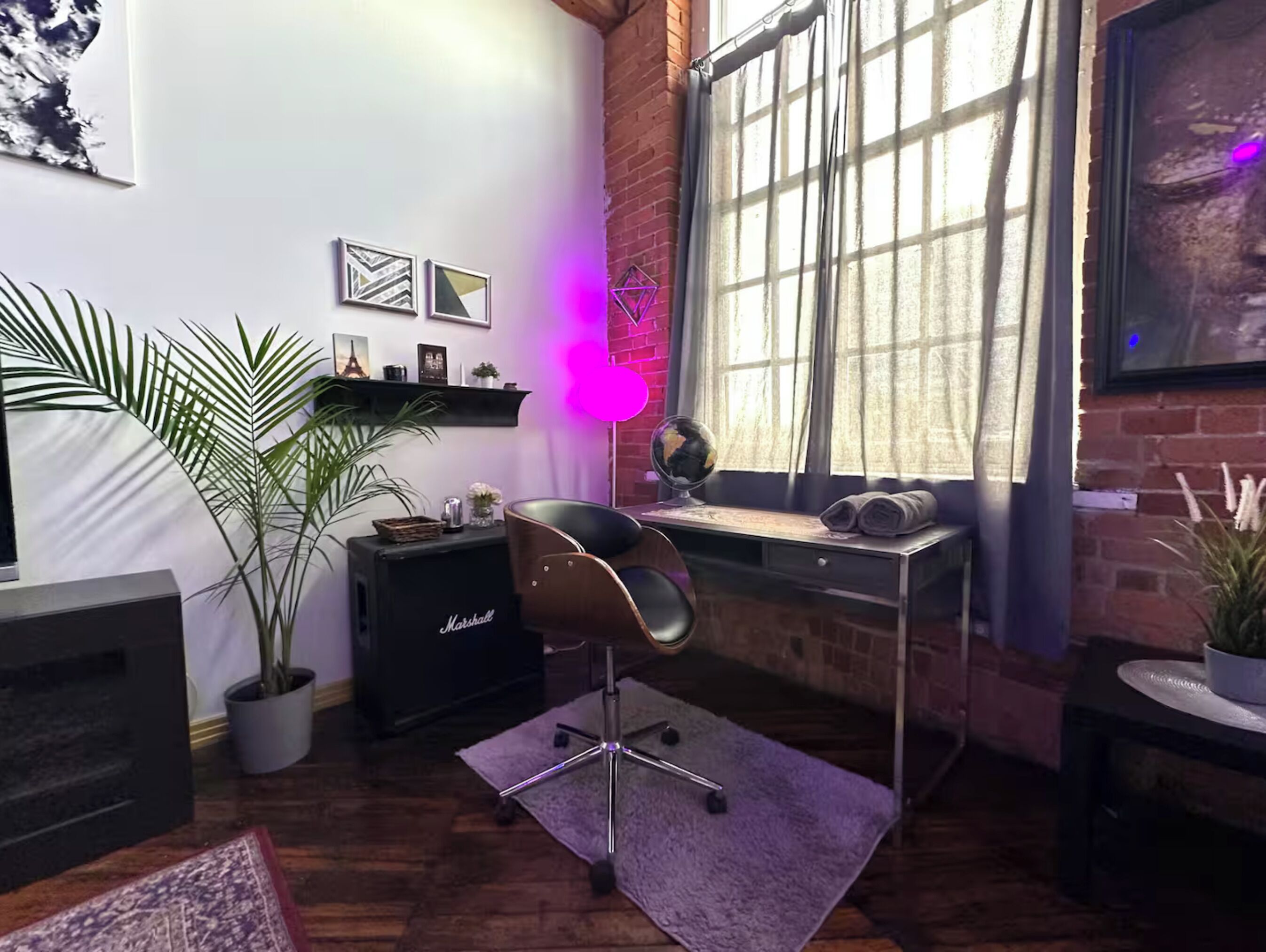 Un espace de travail confortable, équipé d’un bureau, d’une chaise et de plantes en pot.