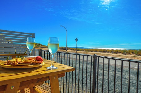 Outdoor dining. Port Hedland Business Suite - Oceanfront with Fully Equipped Amenities & Wifi