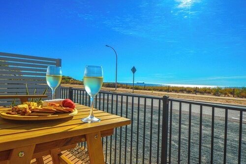 Port Hedland Business Suite - Oceanfront with Fully Equipped Amenities & Wifi