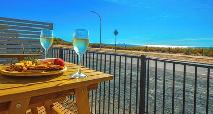 Port Hedland Business Suite - Oceanfront with Fully Equipped Amenities & Wifi