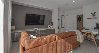 Modern Oceanfront Executive Suite with Workspace & Hi Speed Wifi