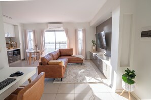 Living area - Port Hedland Business Suite - Oceanfront with Fully Equipped Amenities & Wifi (Port Hedland)