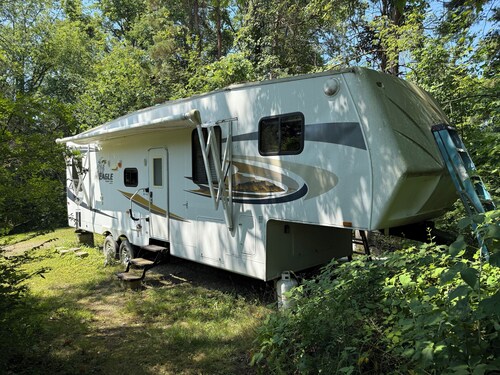 Cozy 1-bedroom camper on PRIVATE campground in McKean