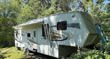 Cozy 1-bedroom camper on PRIVATE campground in McKean