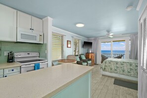 Tabla de planchar con plancha, wifi gratis y ropa de cama 