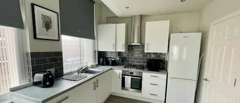 Frigorífico, microondas, horno y placa de cocina