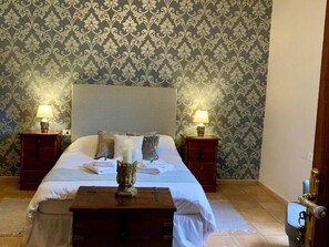 1 bedroom, travel cot, free WiFi, bed sheets - Spacious Family room that can accommodate up to 2 adults and 1 child. En-suite bathroom with shower. There is a king size bed and a single bed if required. The room has views of the village square. (Vilaflor)