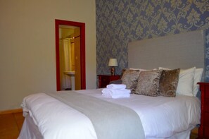 1 bedroom, travel cot, free WiFi, bed sheets - Spacious Family room that can accommodate up to 2 adults and 1 child. En-suite bathroom with shower. There is  a king size bed and a single bed if required. The room has views of the village square. (Vilaflor)