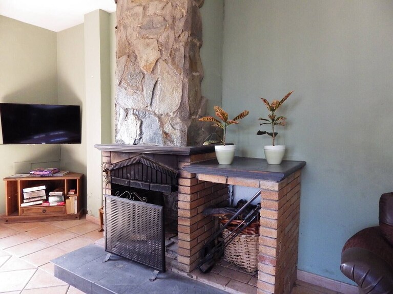 Spacious Family Room That Can Accommodate Up To 2 Adults And 1 Child. En-suite Bathroom With Shower. There Is A King Size Bed And A Single Bed If Required. The Room Has Views Of The Village Square. - Vilaflor