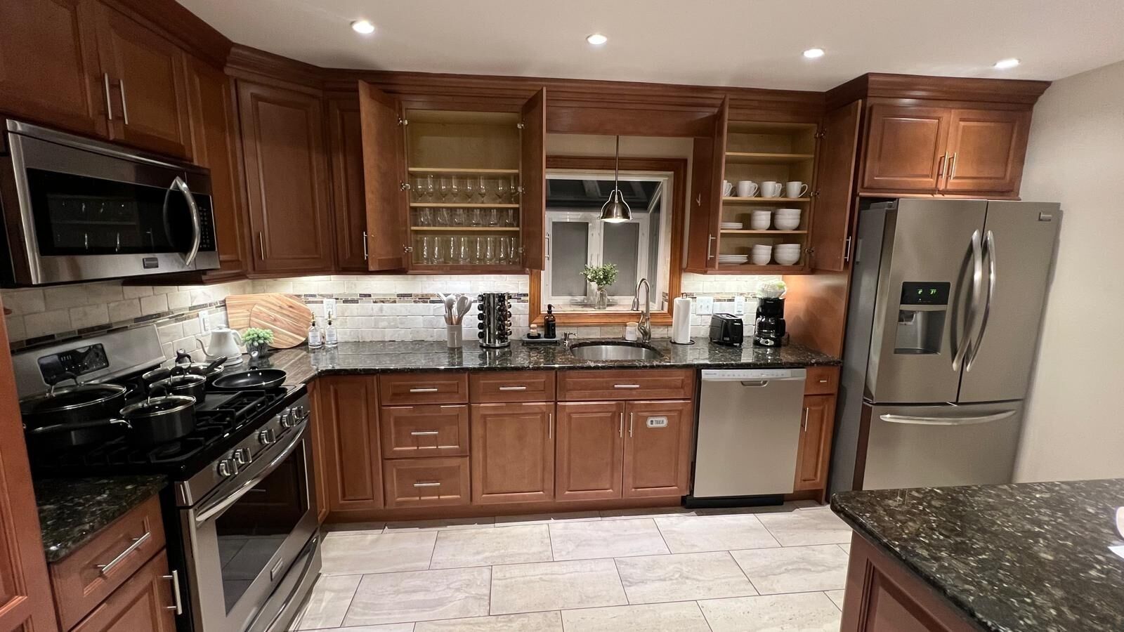 Kjøleskap, mikrobølgeovn, ovn og kokeplater