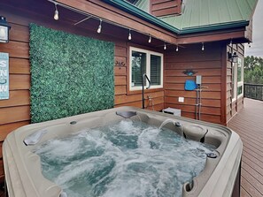 Outdoor spa tub - Eagle's Nest | Stunning View, Hot Tub, Great Location (Ruidoso)