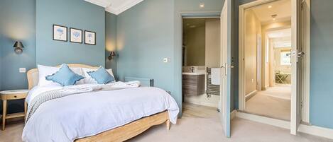 3 slaapkamers, een strijkplank/strijkijzer, gratis wifi, beddengoed