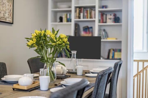 Elegant Central Guildford Home with Castle Views - Pass the Keys