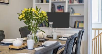 Elegant Central Guildford Home with Castle Views - Pass the Keys