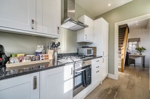 Kjøleskap, mikrobølgeovn, ovn og oppvaskmaskin