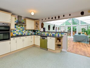Kühlschrank, Mikrowelle, Ofen, Geschirrspüler